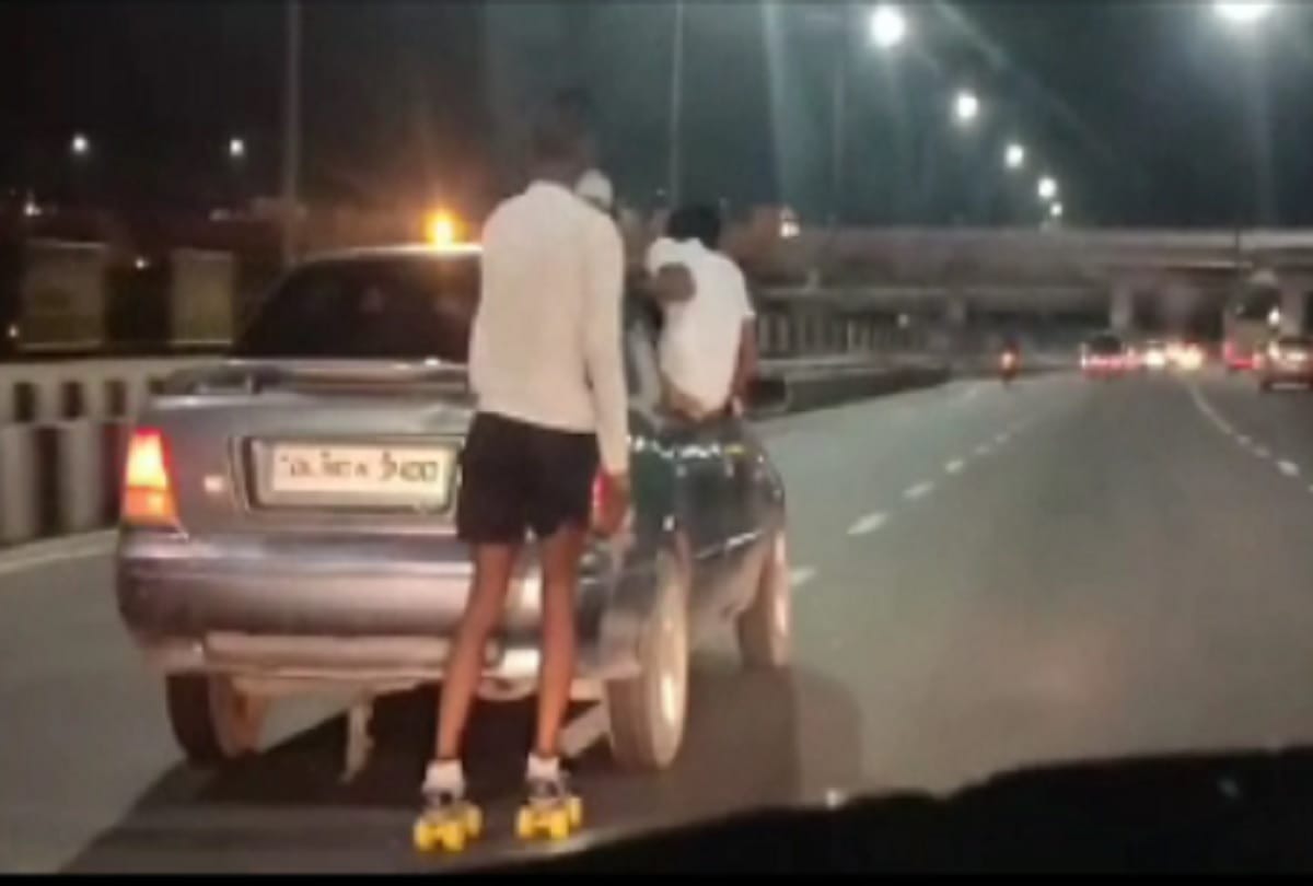 Dangerous Stunt on Car by two young men near Akshardham Temple in Delhi