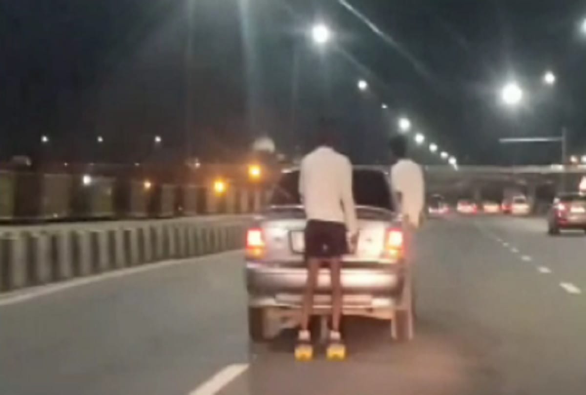 Dangerous Stunt on Car by two young men near Akshardham Temple in Delhi