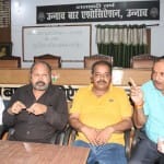 उन्नाव बार एसोसिएशन के सभागार में पत्रकारों से वार्ता करते हुए  अधिवक्तागण