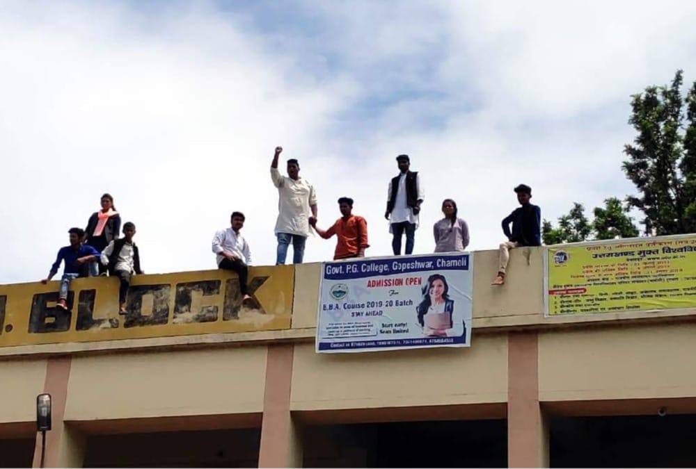Student Ruckus and fight with police in Sri dev suman university 