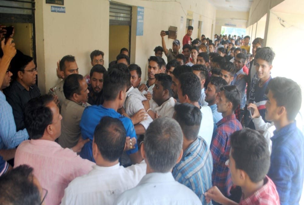 Student Ruckus and fight with police in Sri dev suman university 