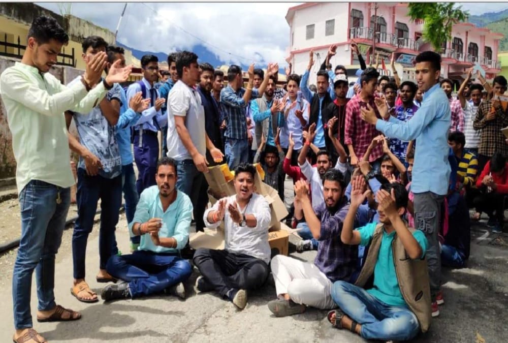 Student Ruckus and fight with police in Sri dev suman university 