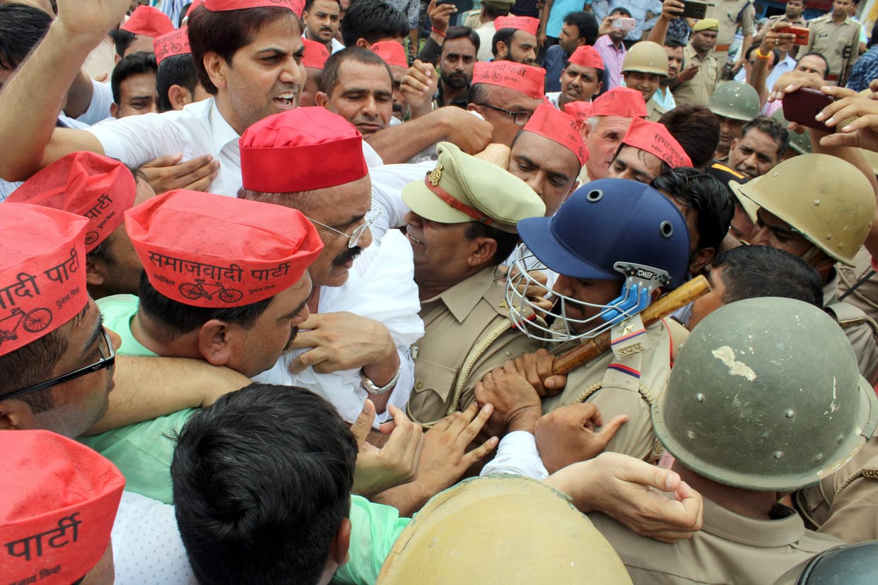 smajwadi worker stoped by police
