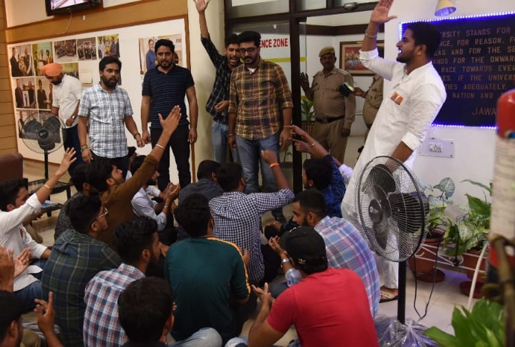Student Leaders Of ABVP entered VC's office For fulfill their demands