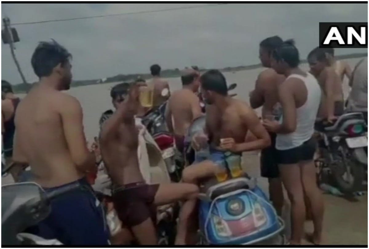 Group of kanwariyas drinking liquor at Garh Mukteshwar ghat Video has gone vira
