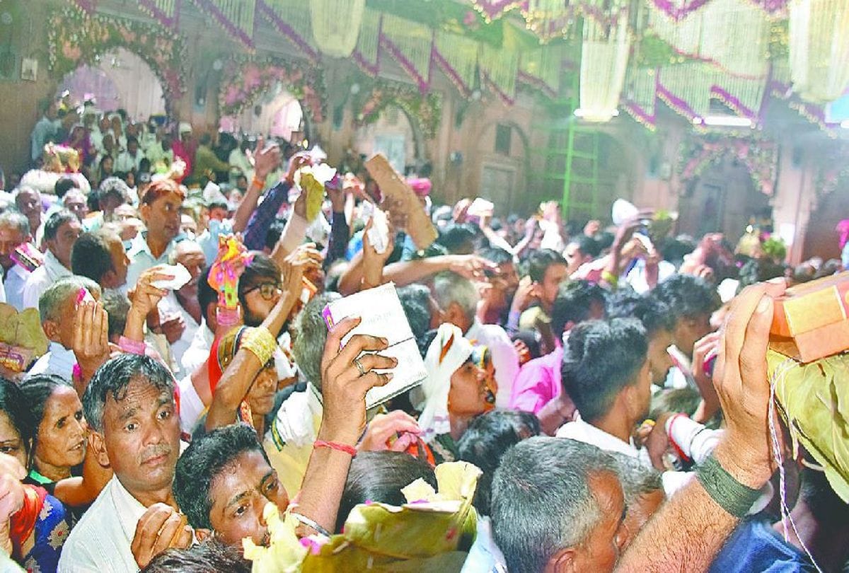 devotees face troubles in banke bihari temple vrindavan