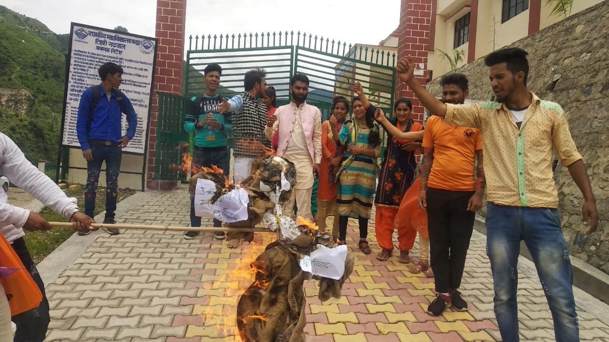 ABVP workers burn the statue of the University