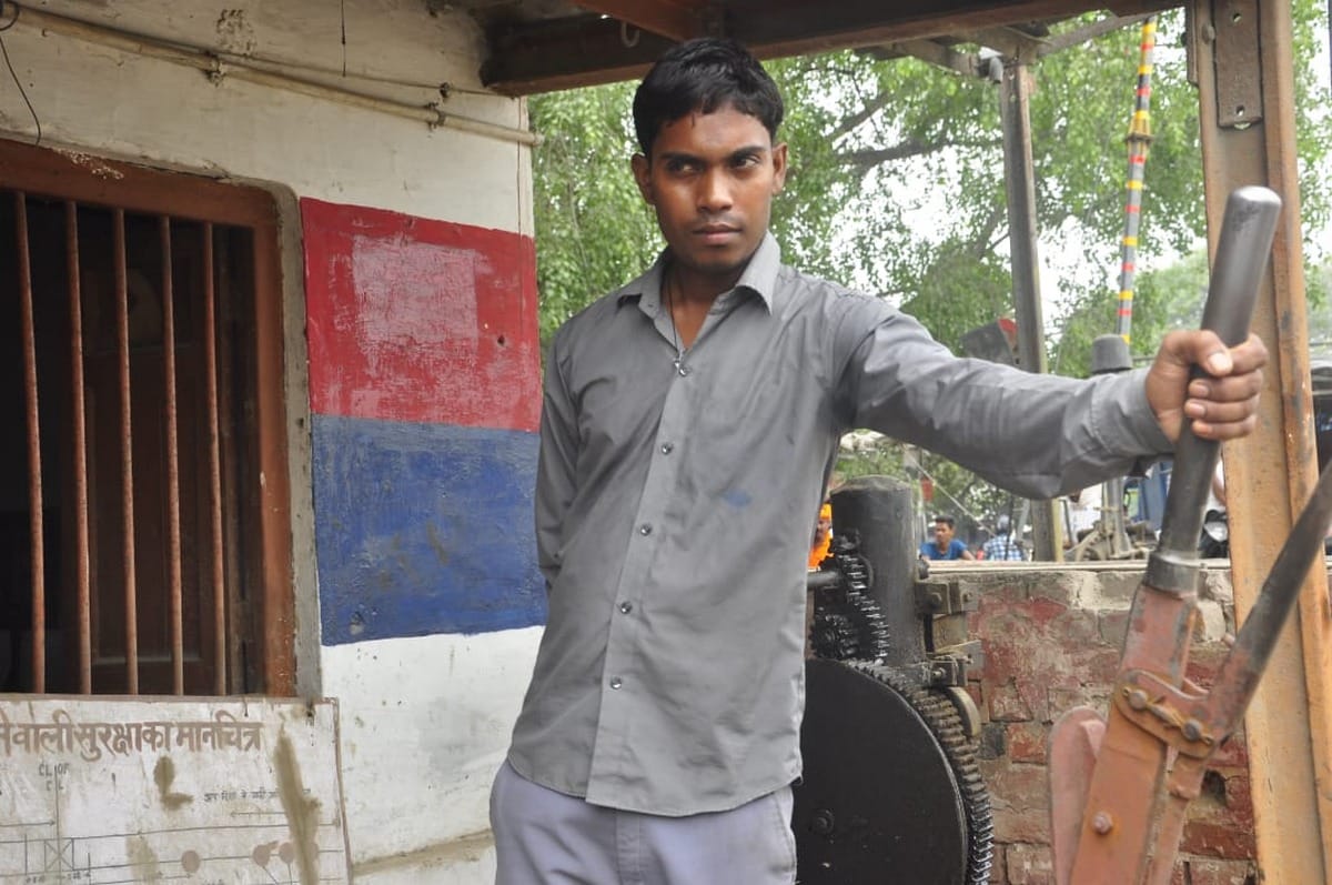 forensic team vehicle damage in shut gate of railway crossing constable caught gateman in jaunpur