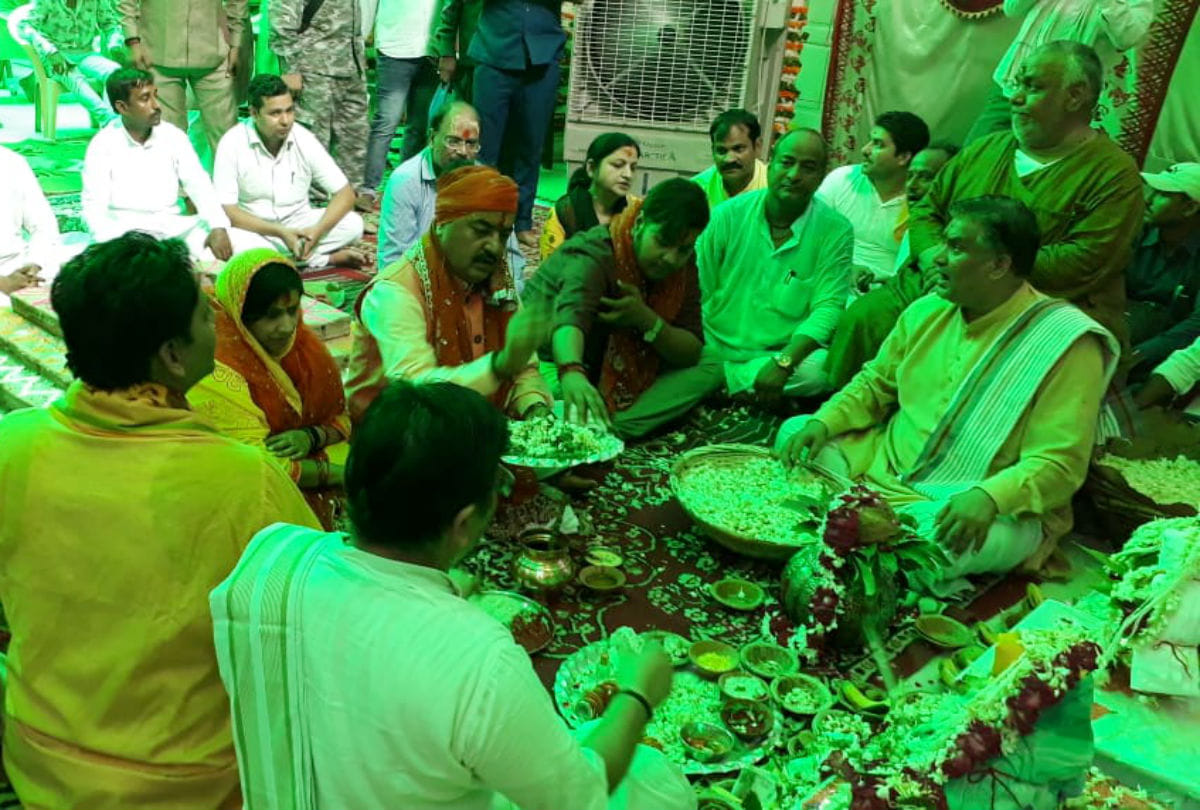 deputy cm keshav prasad maurya performs worships at banke bihari temple vrindavan