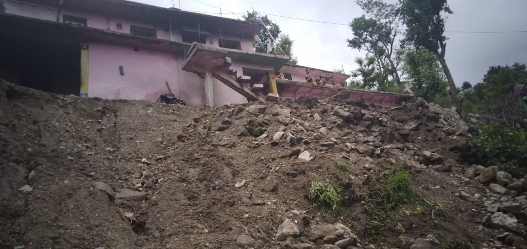 Due to the breakdown of courtyard, three residential buildings is in danger
