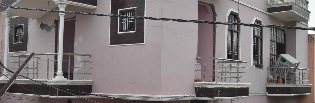 80 percent Jhulshi women, with a powerful explosion in the Srinagar colony, raised the door and window