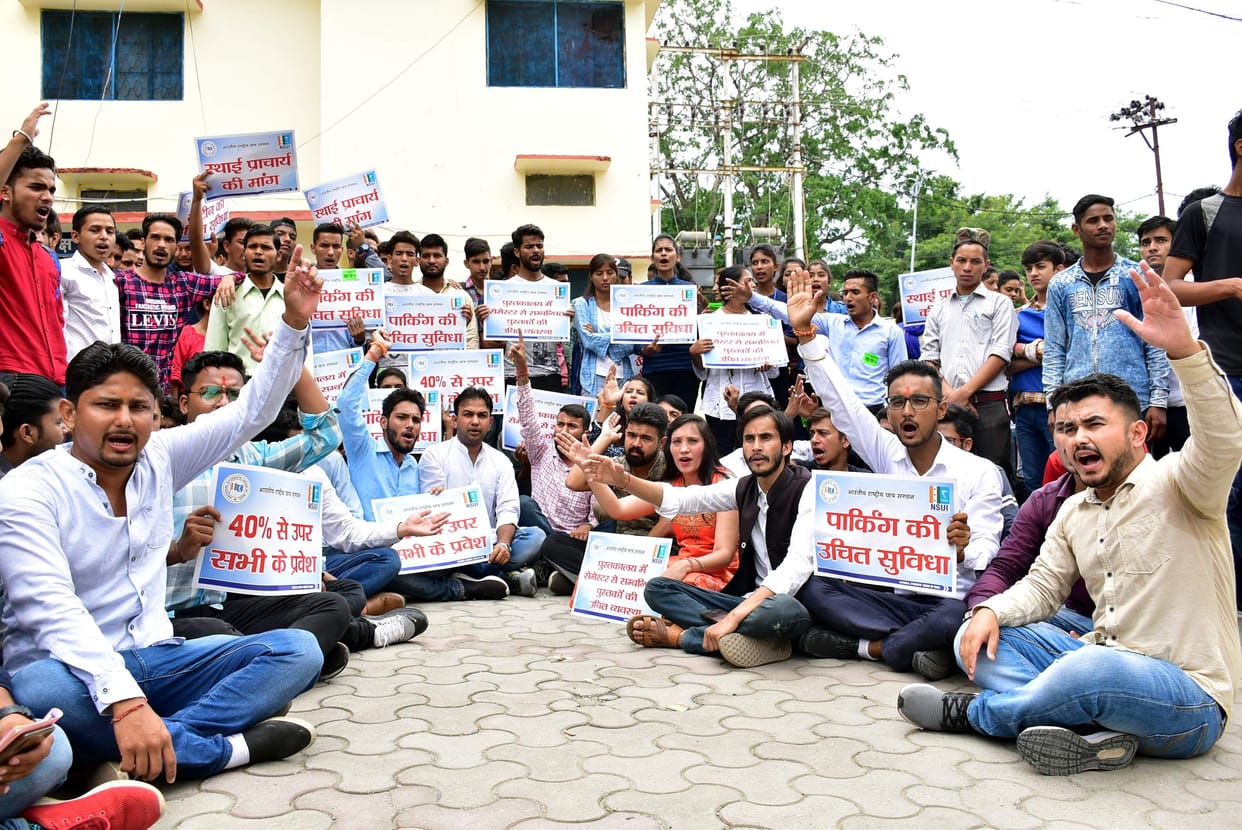 Students in the MBPG, Hudadanga, Dare demonstration, blocking admission
