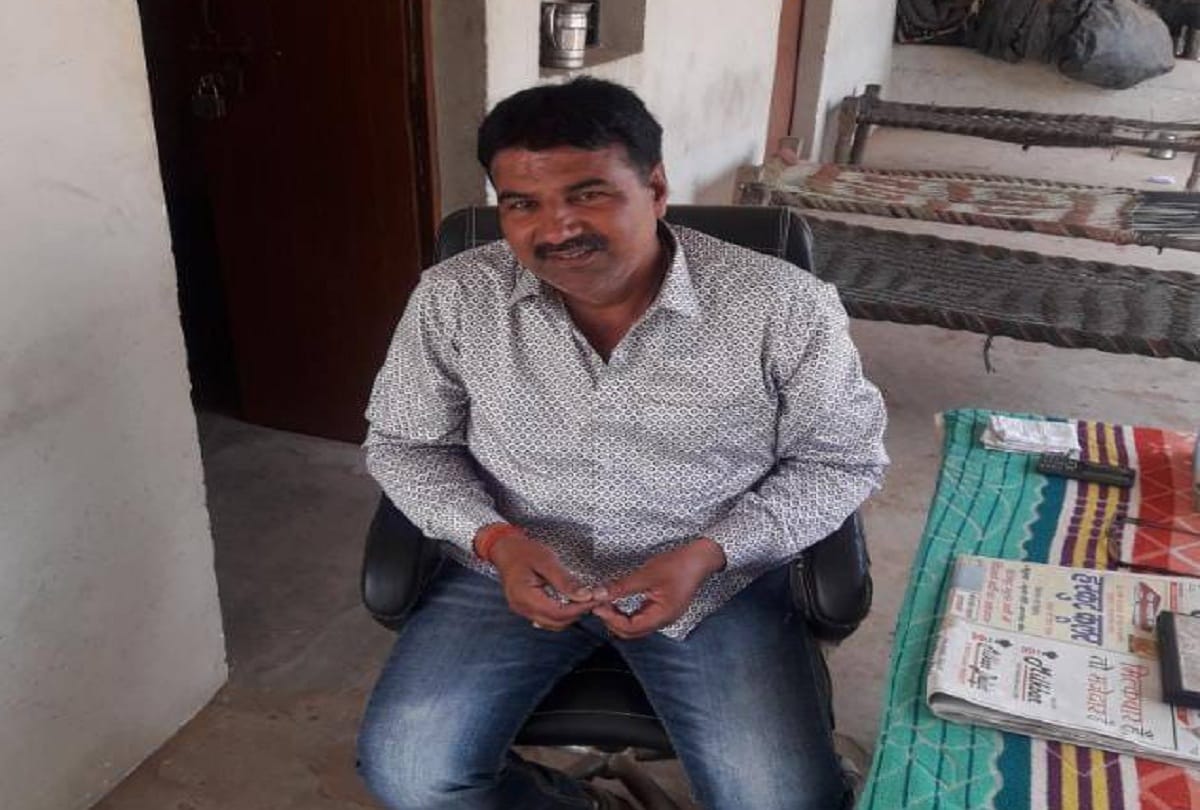 Shoot Out at Aligarh, Officer present on spot