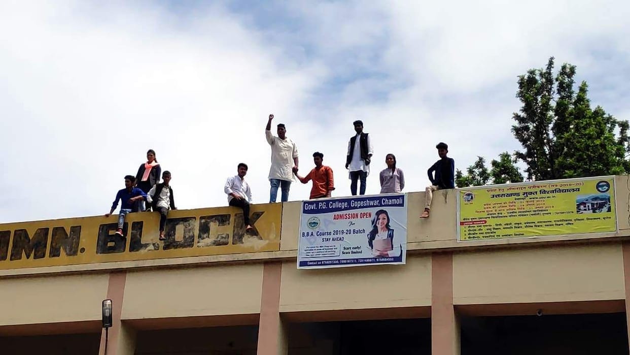Students in the roof of the administrative building, demolition in the principal room