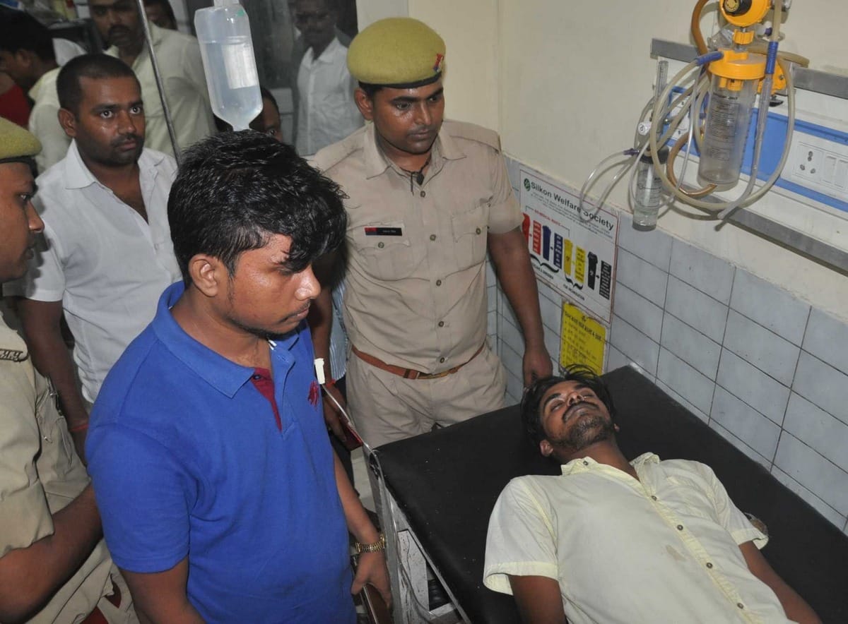 robbers gun shot group operators looted one lakh rupees in mau