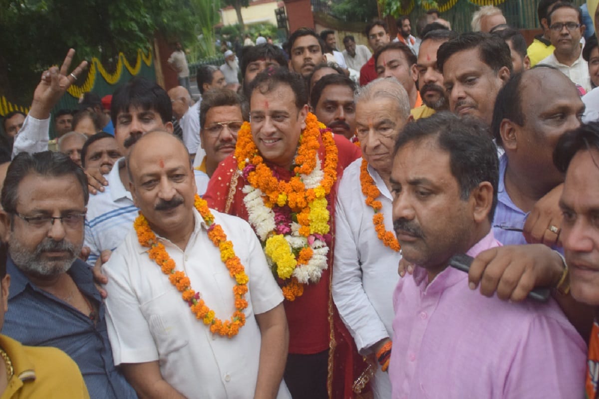 BJP workers celebrated after Vipin Sodhi became vice president of cantt board at Meerut
