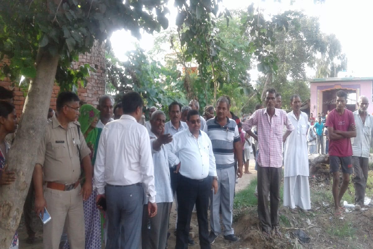 Stone pelting on police officers and MLA for land of illegal occupation in Muzaffarnagar