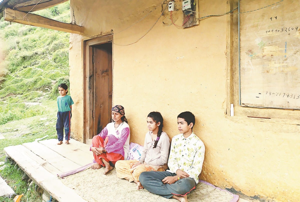 Shimla News: himachal govt employee deduct 700 rupee from relief amount to victim