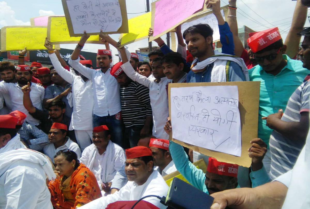 samajwadi party workers protest against yogi government over unnao case