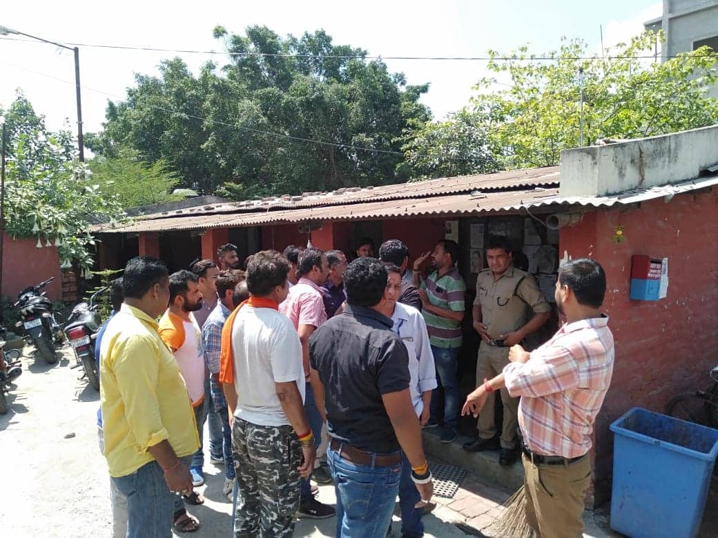 girl run away with other religion boy Hindu groups reached police chowki