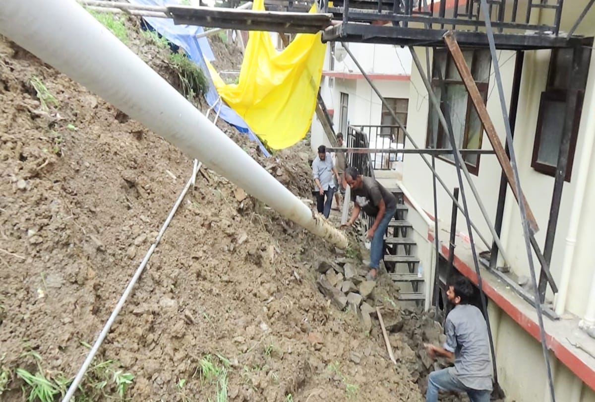 landslide and tree fell in himachal due to heavy rainfall