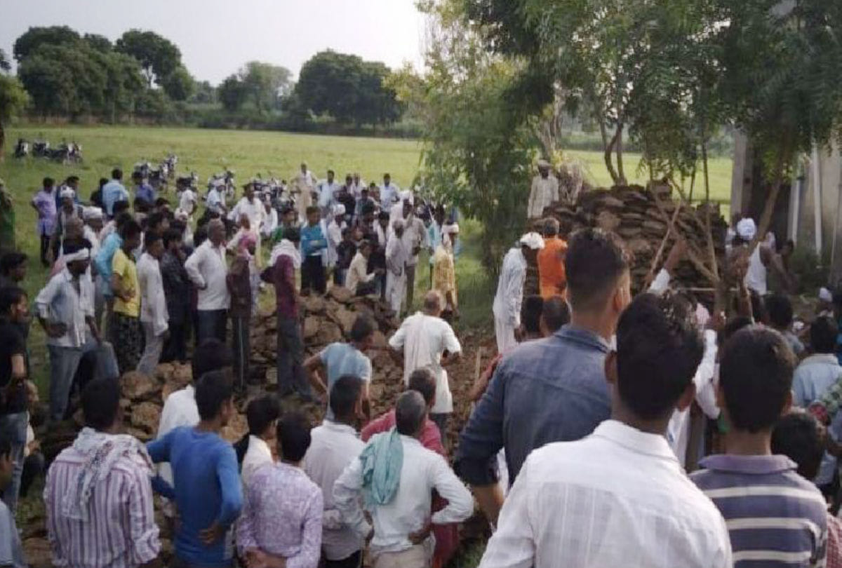 snake bite woman dies villagers search Nag Nagin in naujheel Mathura