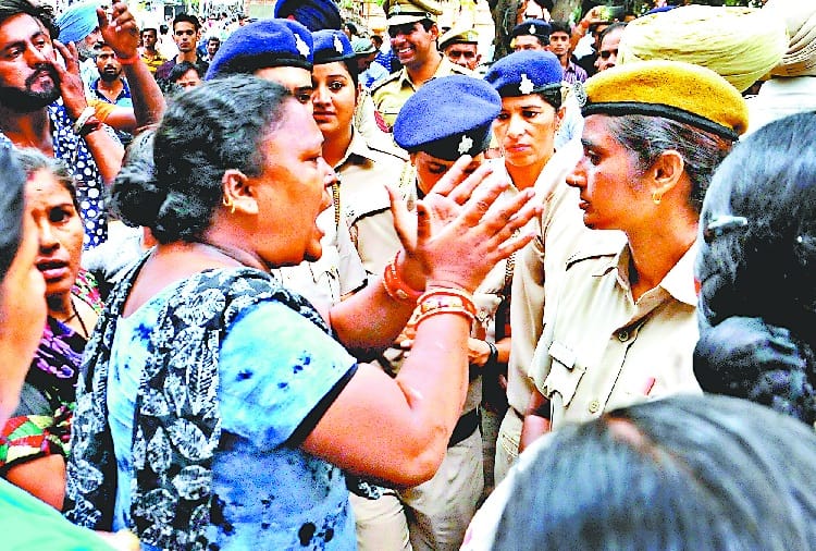 Encroachment in Sector 22 Market Chandigarh, Vendors Clash with Police