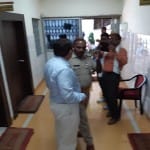 अधिशासी अभियंता को पकड़कर ले जाती पुलिस