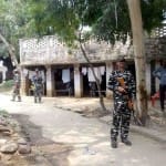 उन्नाव स्थित पीड़िता के घर के बाहर तैनात सीआरपीएफ के जवान