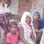 ट्रक क्लीनर की मां नीली साड़ी में