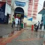 जेल के बाहर पुलिस से मिलते जिला पंचायत सदस्य