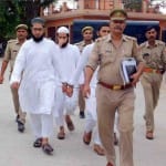 आरोपियों को ले जाती पुलिस