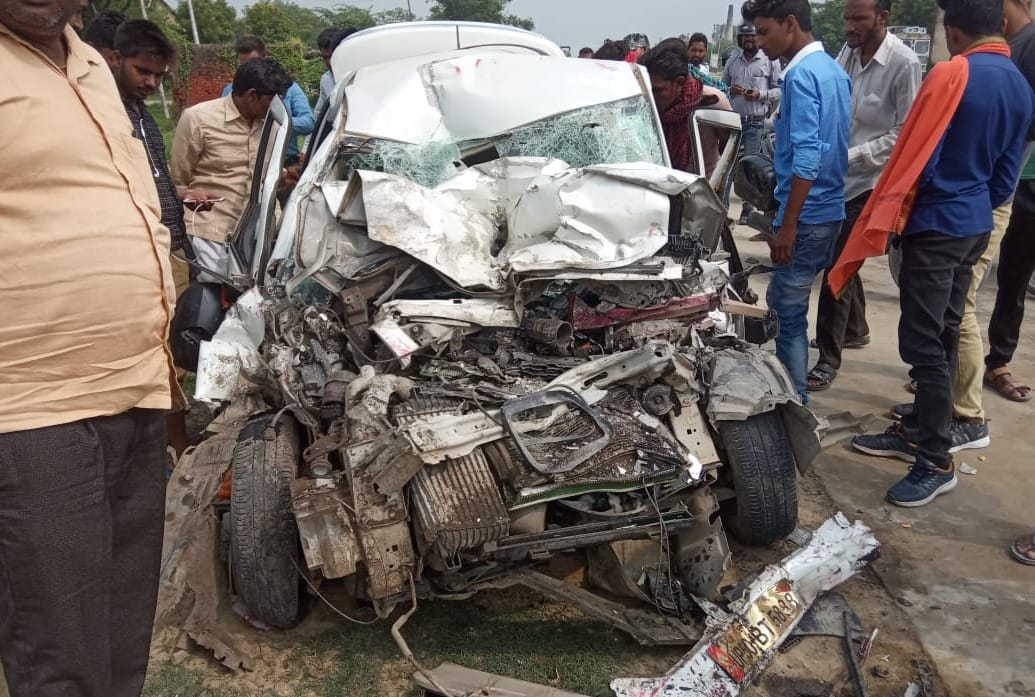 Ex CRPF soldier died with wife and son in road accident in azamgarh