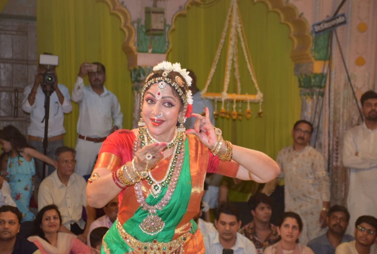 Bjp MP Hema Malini Dance performed In Radharaman Temple at Service Good Luck Jhulan Festival