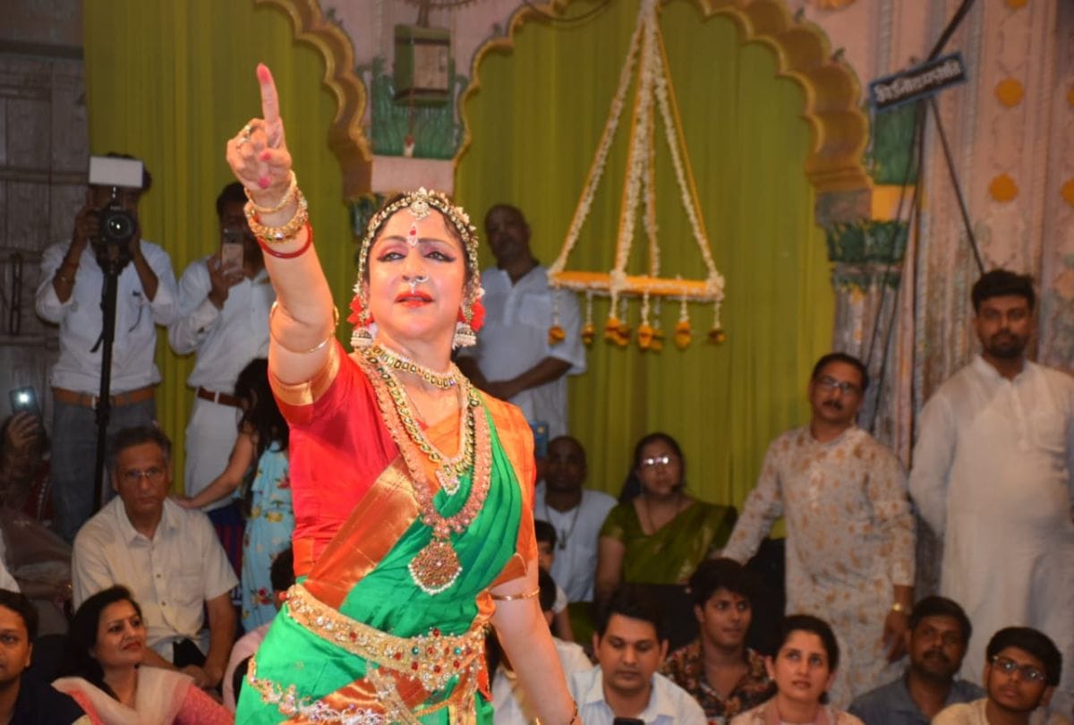 Bjp MP Hema Malini Dance performed In Radharaman Temple at Service Good Luck Jhulan Festival