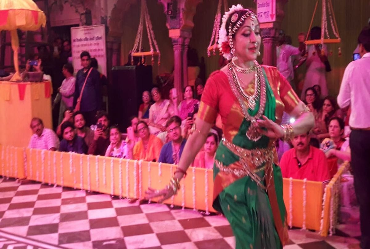 Bjp MP Hema Malini Dance performed In Radharaman Temple at Service Good Luck Jhulan Festival