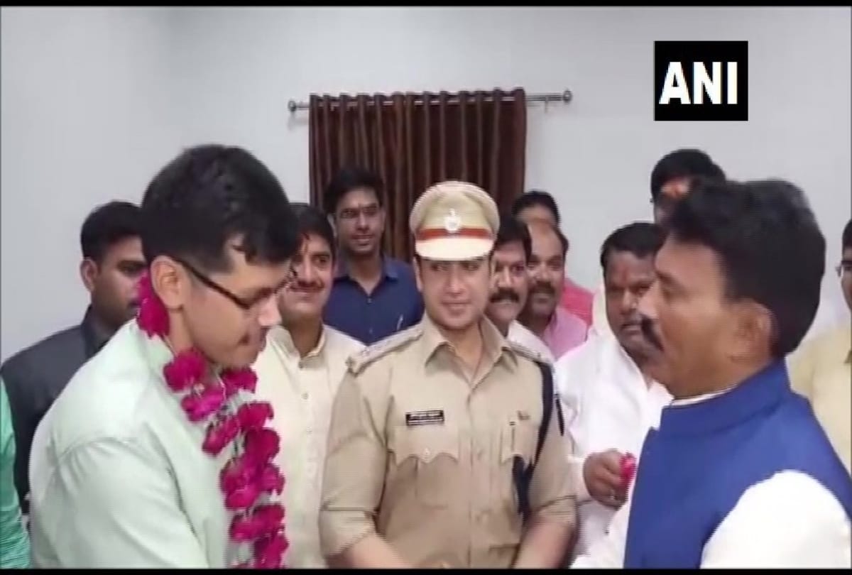 MP Health Min Tulsi Silawat felicitated Collector of ujjain for taking action against kirti kelkar