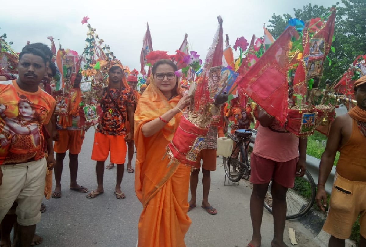 Jaya Prada welcomes kanwariyas in moradabad