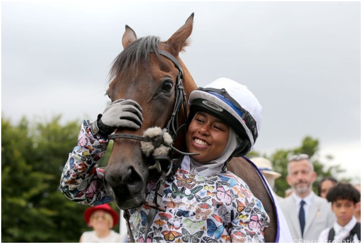 Khadijah Mellah becomes first UK jockey to wear hijab and wins race