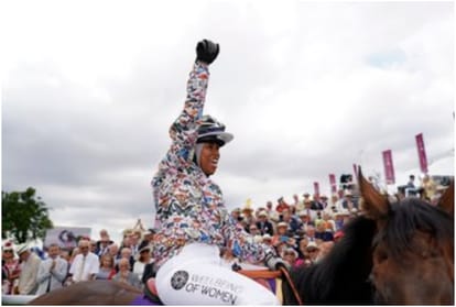 Khadijah Mellah becomes first UK jockey to wear hijab and wins race