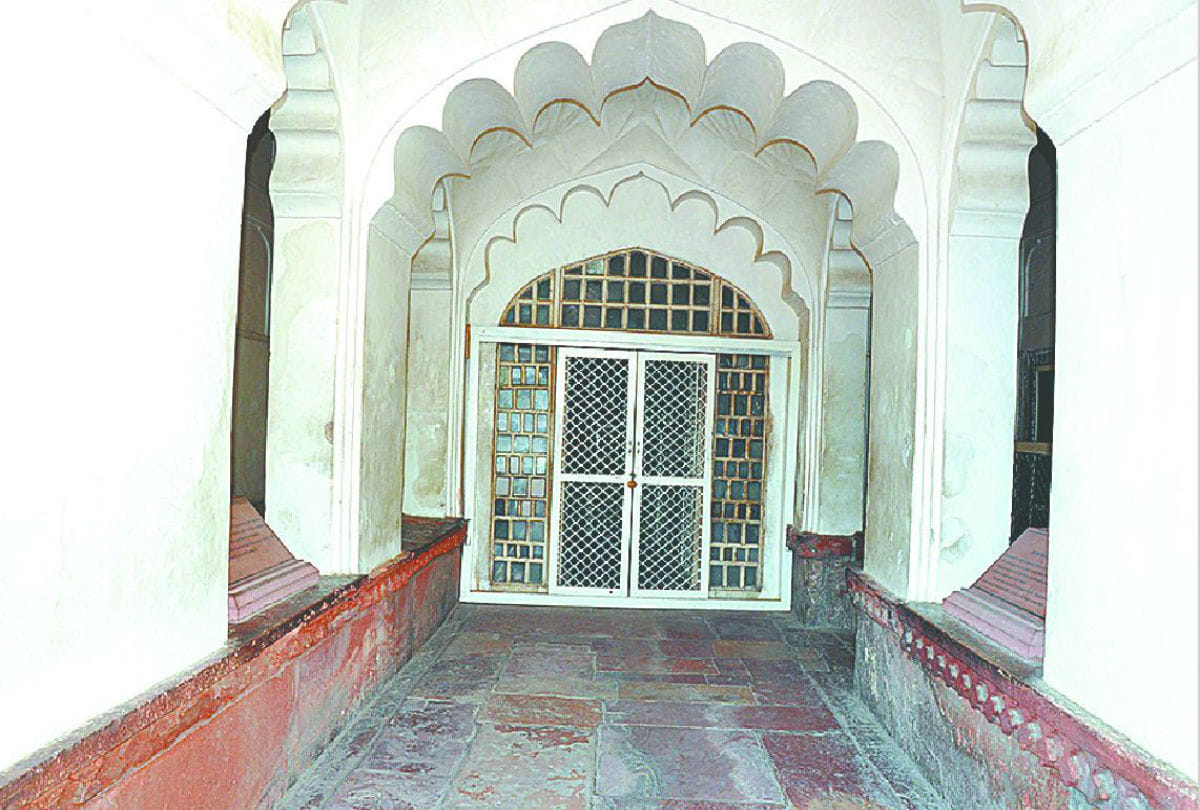 agra fort sheesh mahal closed for tourists from sixteen year