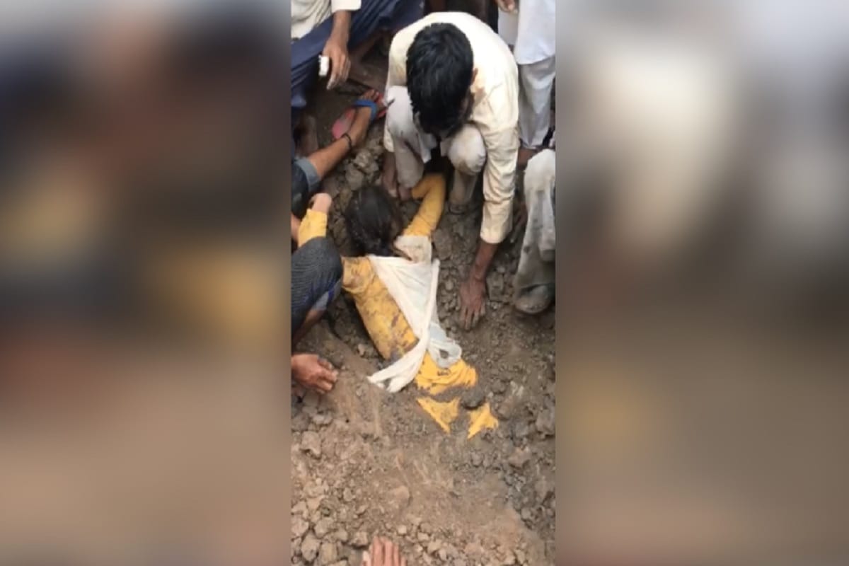 A daughter death and mother injured in suppressing soil at Muzaffarnagar city