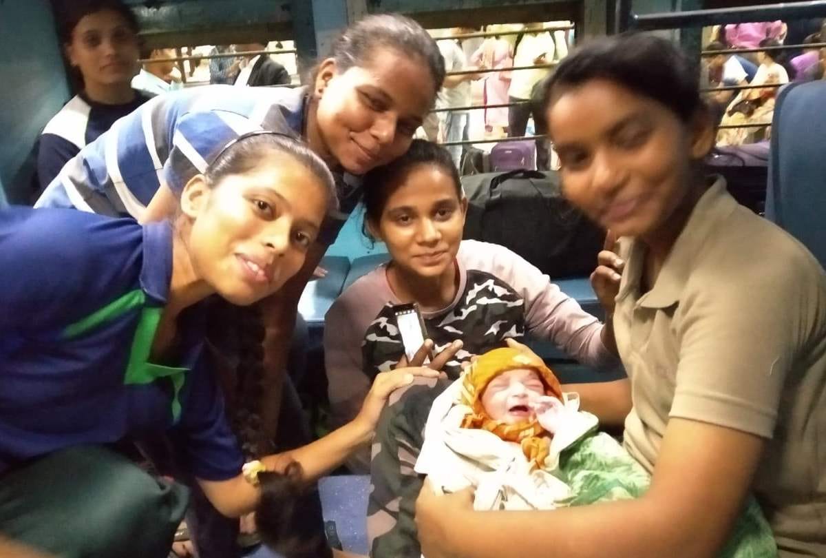 Gorakhpur University NCC Cadets helps a pregnant lady in successful delivery in train