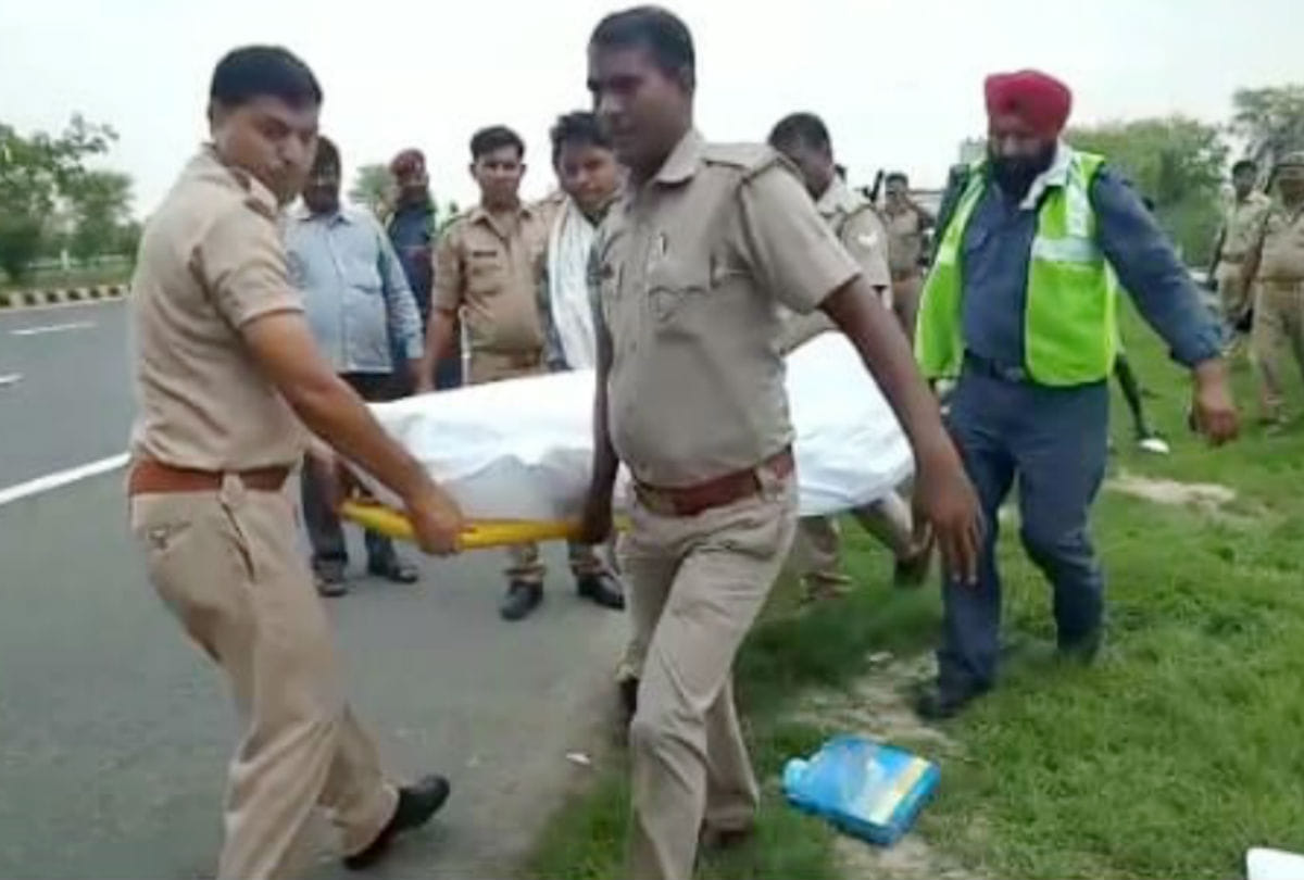 two youth dies in bike collides with dividers on Yamuna Expressway in mathura