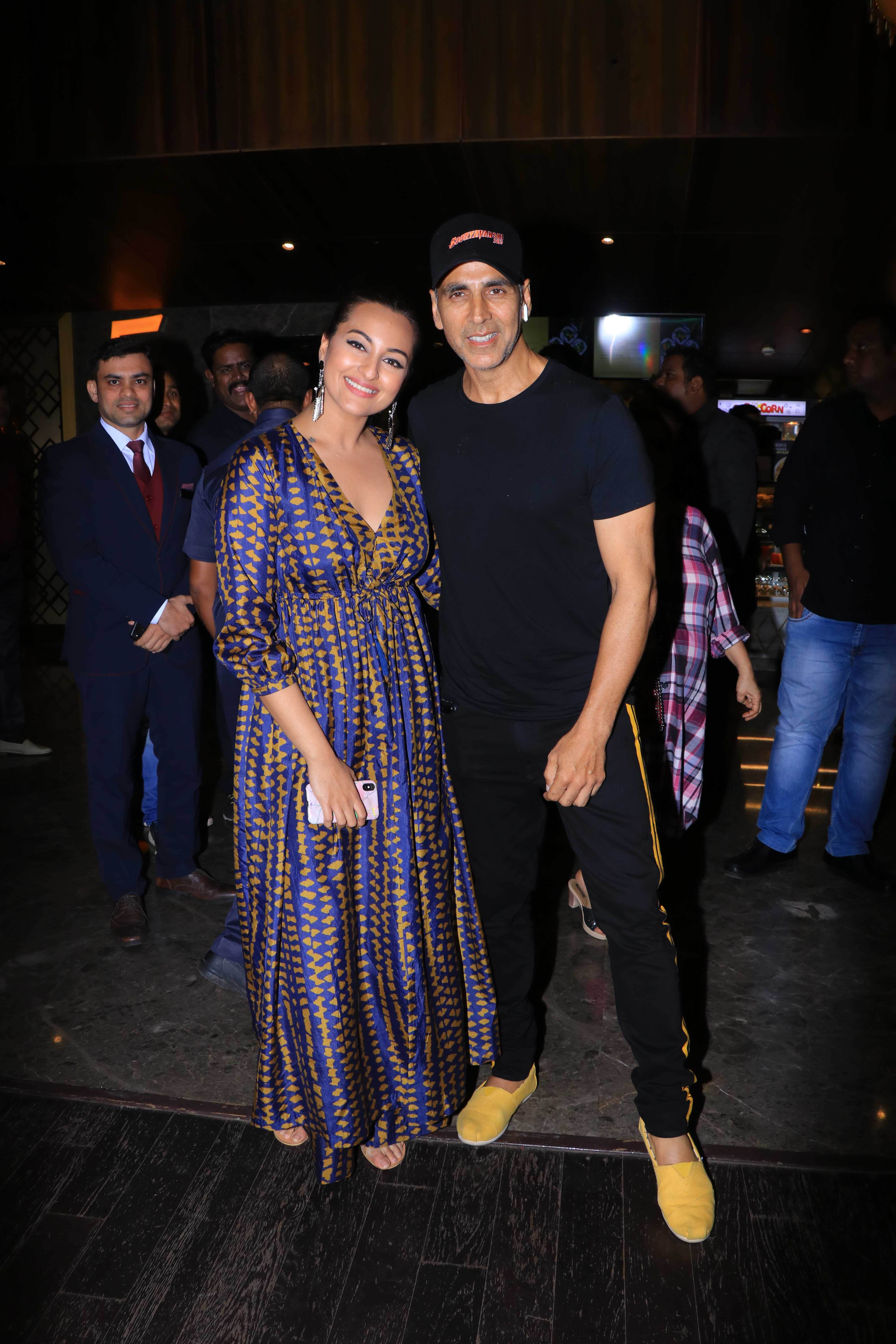 Iulia Vantur to Akshay Kumar these bollywood celebrities reached khandaani shafakhana screening