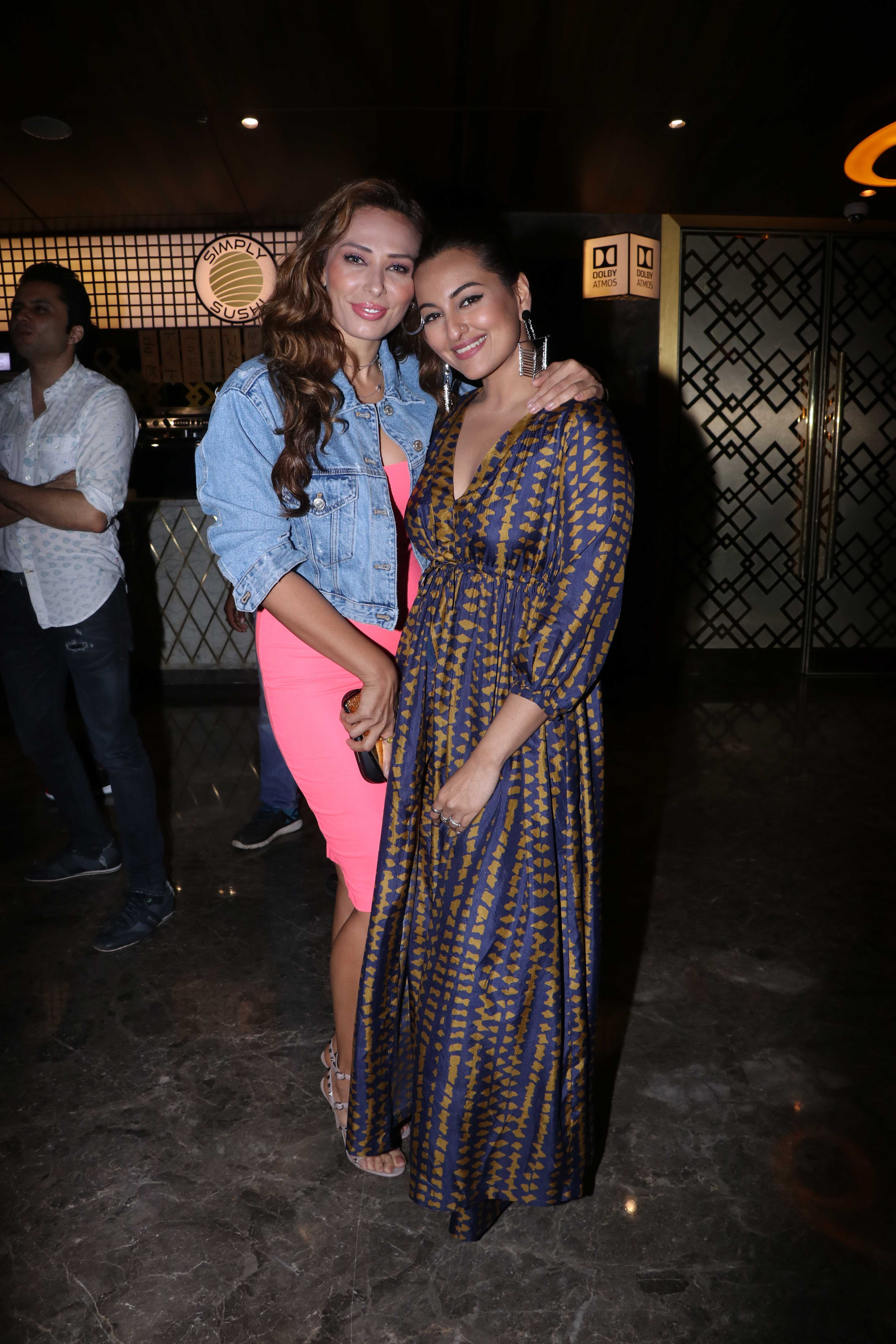 Iulia Vantur to Akshay Kumar these bollywood celebrities reached khandaani shafakhana screening