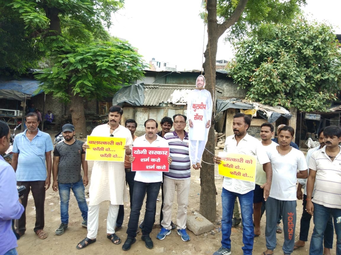 Unnao Rape Case accused cut out hang by samajwadi party in varanasi
