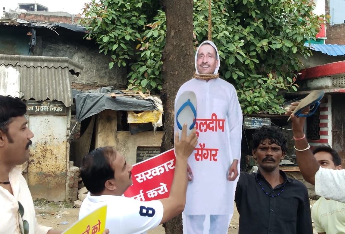 Unnao Rape Case accused cut out hang by samajwadi party in varanasi