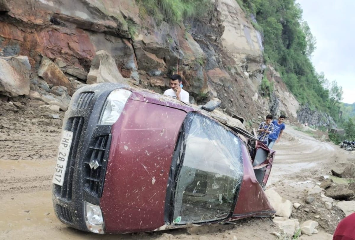 four injured in car accident mandi himachal