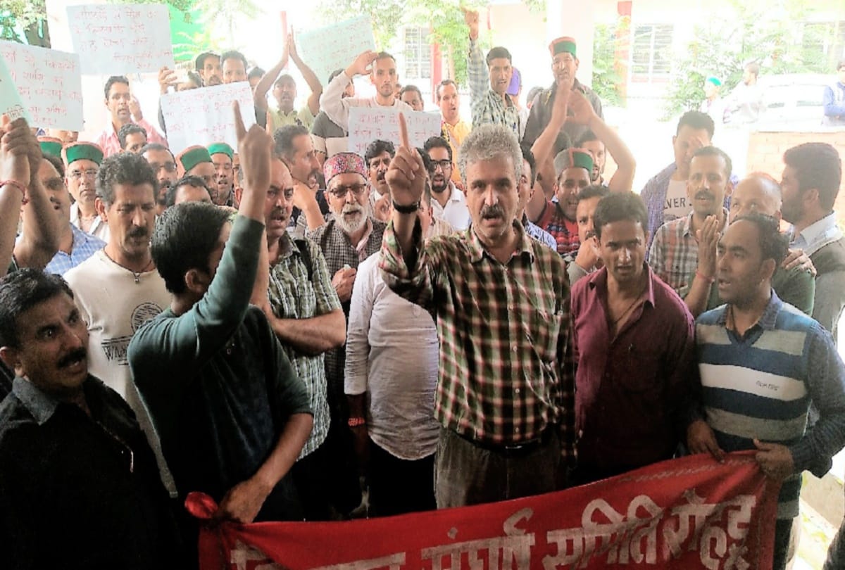 apple growers protest in rohru shimla on Illegal recovery case